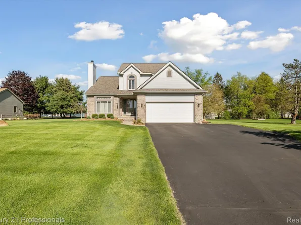 7939 Goldenrod Ct, Brighton, MI 48116