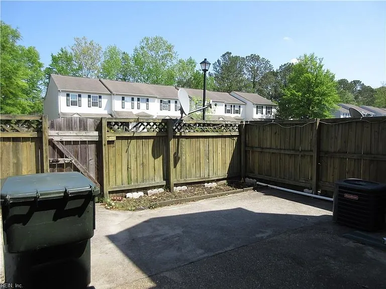 110 Foundry Ct — Photo 17
