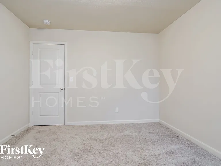 323 Darling Ln — Photo 10