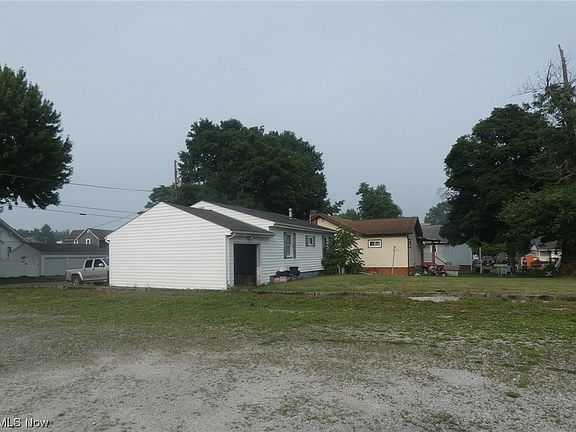 4th image of 524 W 1st St