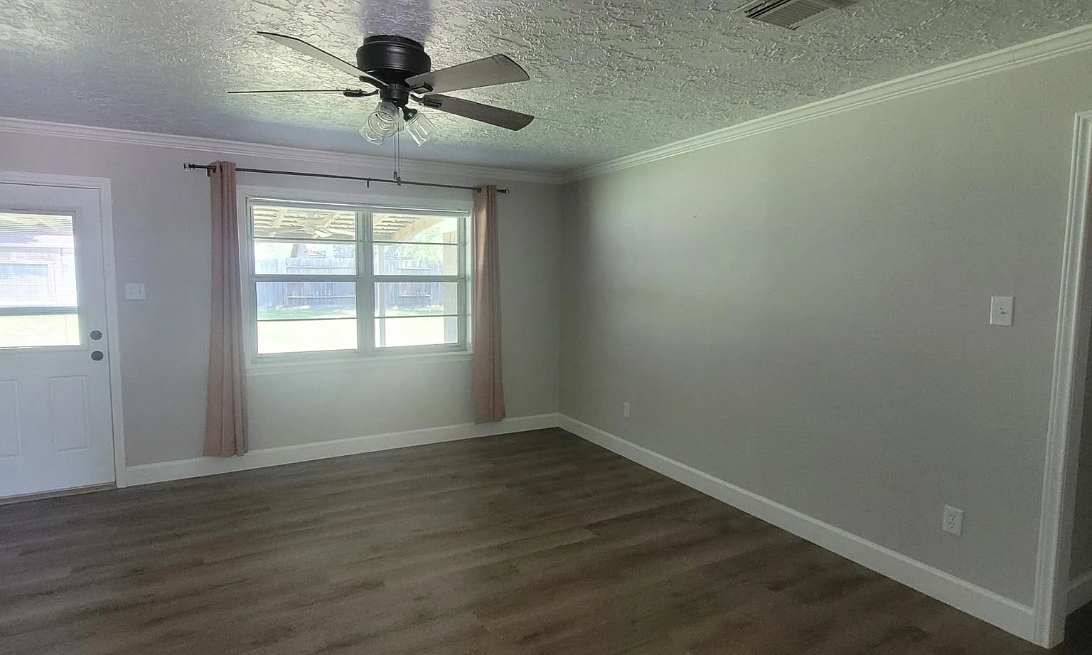 4 bed, 2.0 bath, 1331 sqft, $2,350 — Photo 3