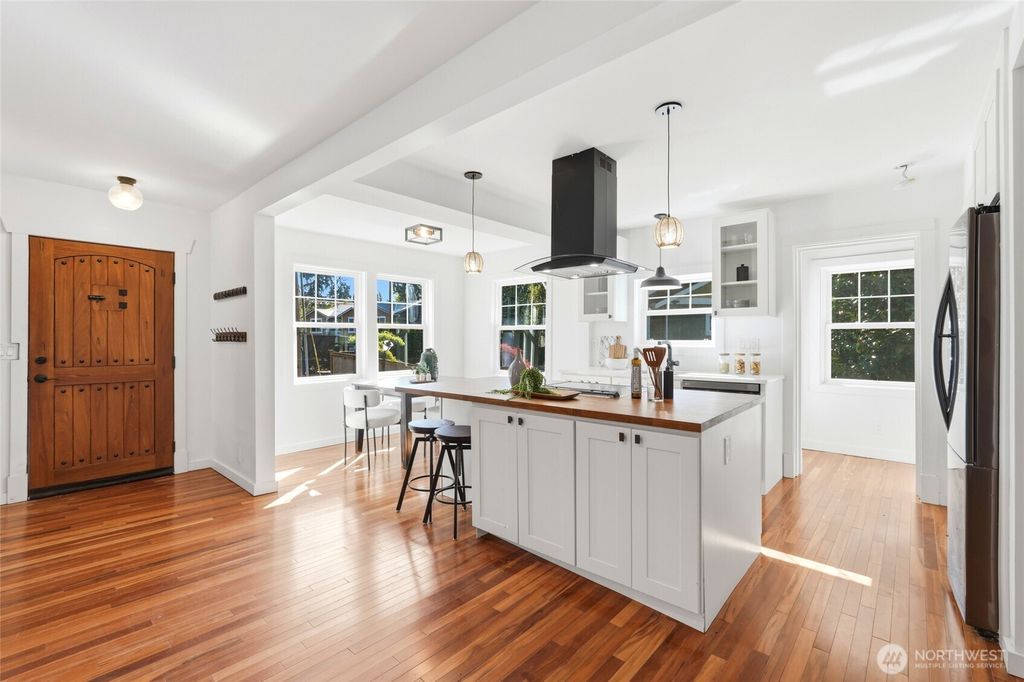24305 90th Avenue W, Edmonds, WA - More