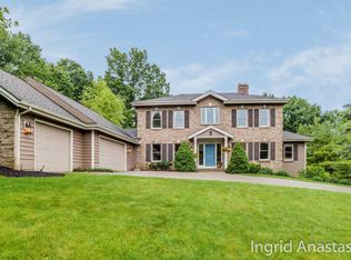 2044 Hunters Run Dr NE, Ada, MI 49301