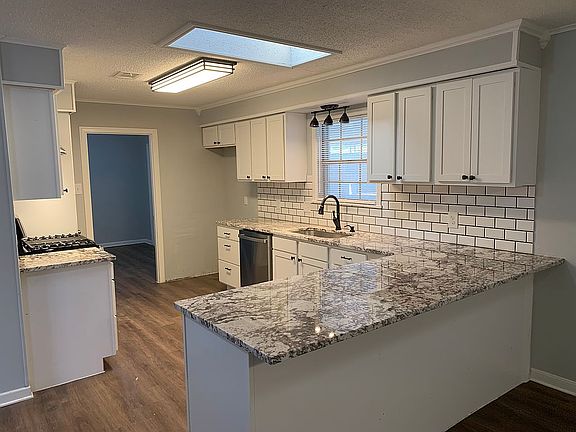4th image of 208 Wildwood Dr