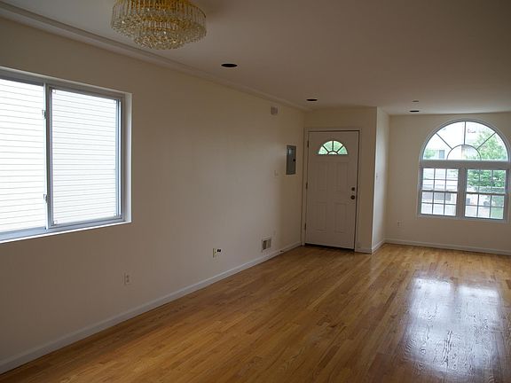 3rd image of 1061 Olympia Blvd