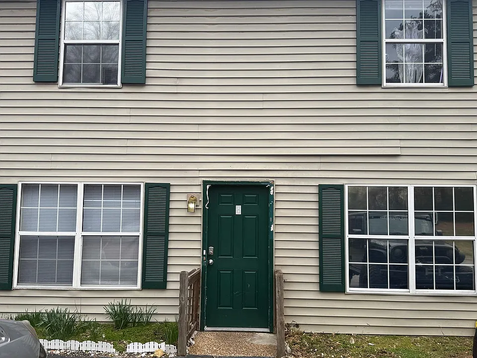 492 W 9th St
