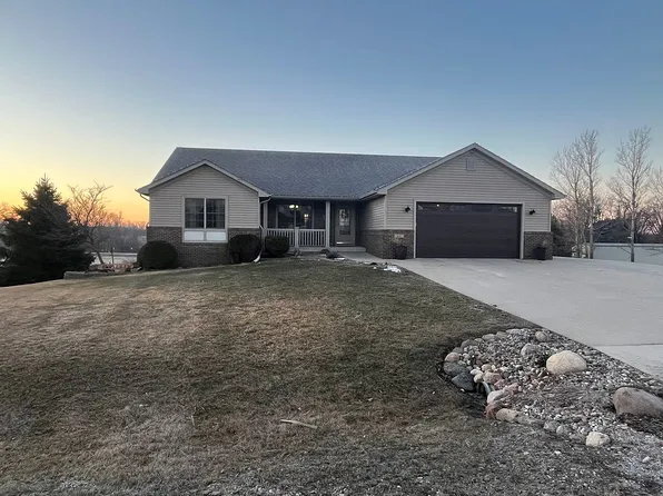 611 Rock Creek Dr, Maxwell, IA 50161