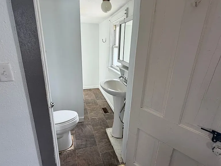 917 Gilbert Ct — Photo 7