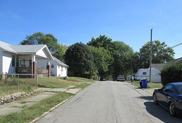 2nd image of 2036 E Lincoln Ave