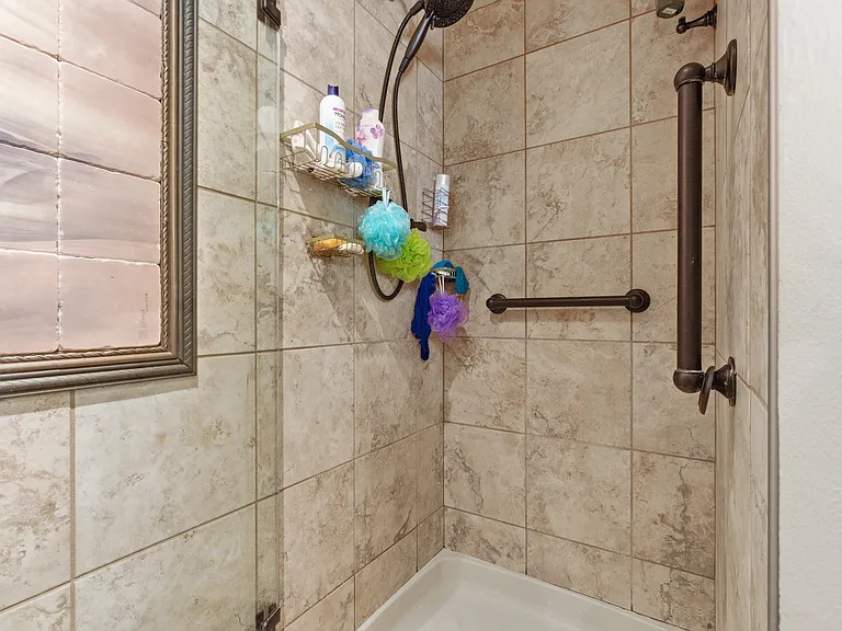 700 E 9th St #4M — Photo 6