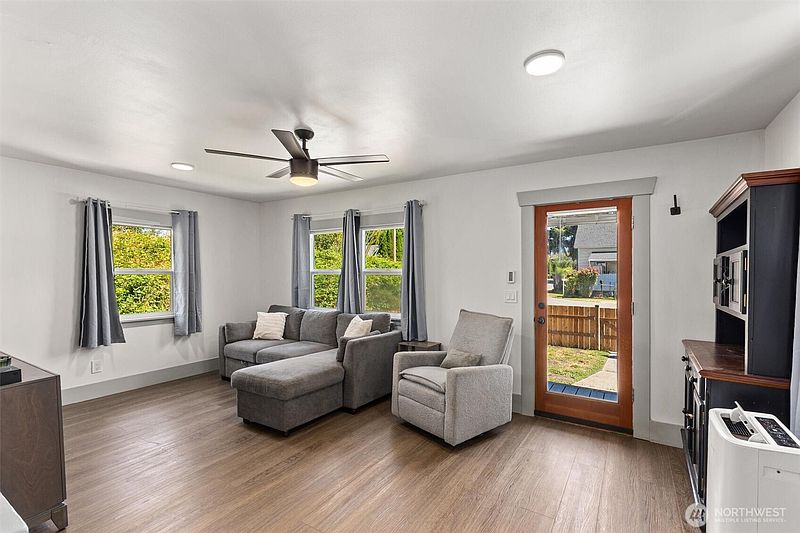 4th image of 1301 Walter Street