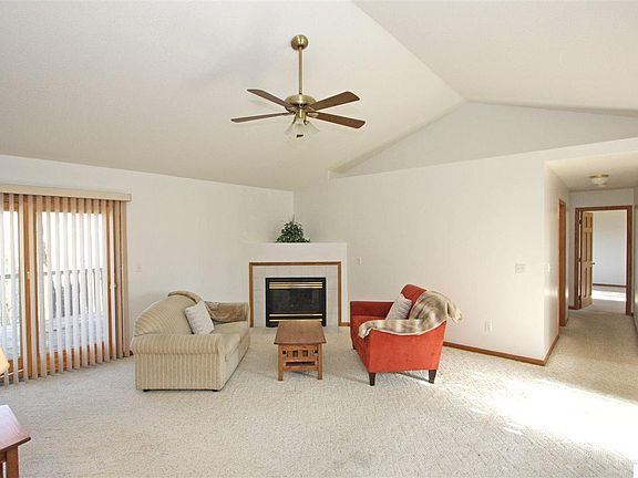 3rd image of 927 Country Club Dr