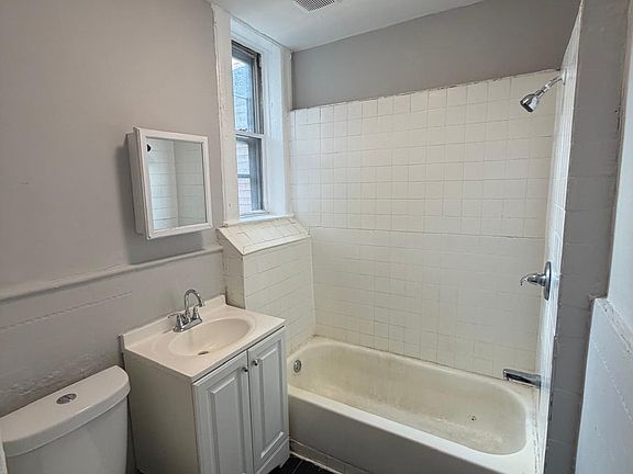 3rd image of 191 Roseville Ave #2B