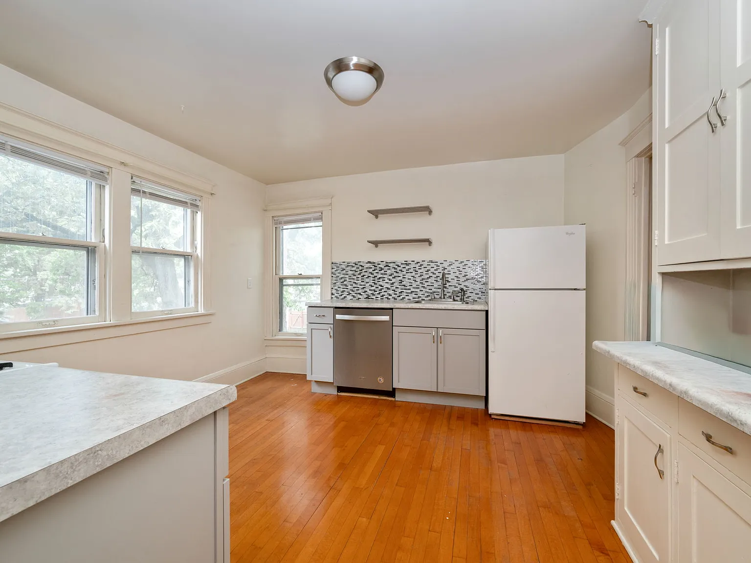 2 bed, 1000 sqft, $1,645 — Photo 3