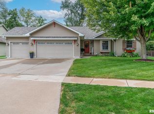 902 Wild West Dr, Le Claire, IA 52753