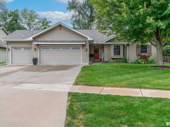 902 Wild West Dr, Le Claire, IA 52753