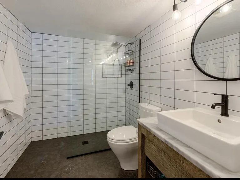 2439 Norwood Ave — Photo 26