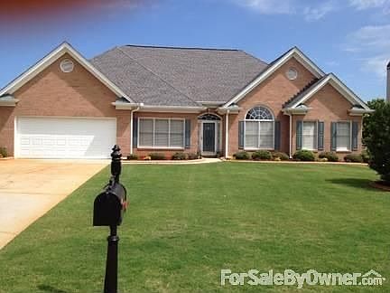 Beautifully landscaped
						:
						Added elegance with a professionally landscaped lawn