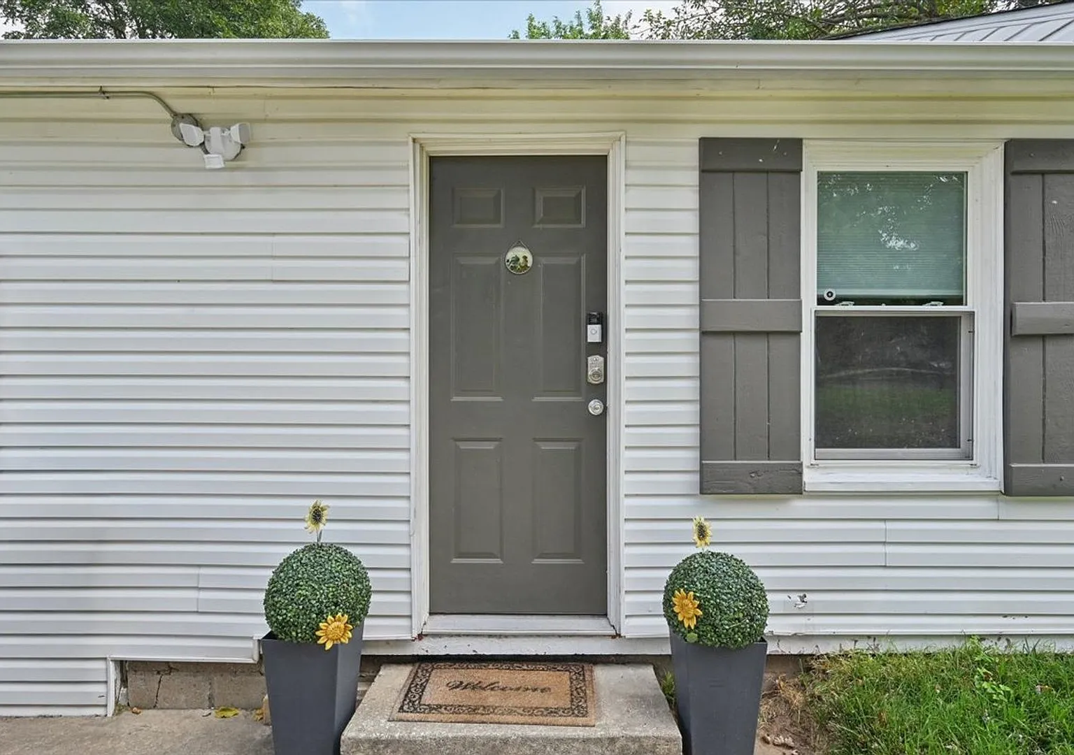 Brookside charmer fully furnished and move in-ready. — Photo 4