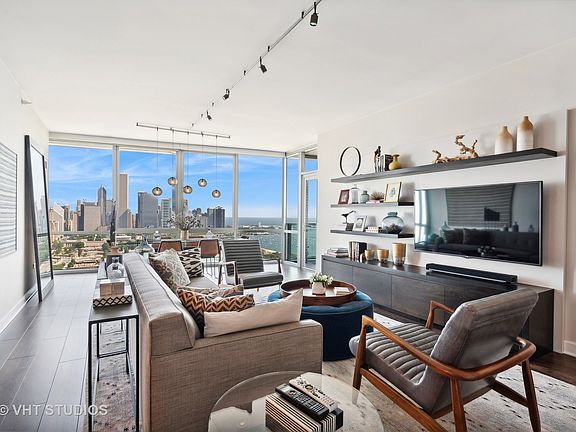4th image of 1201 S Prairie Ave #3802