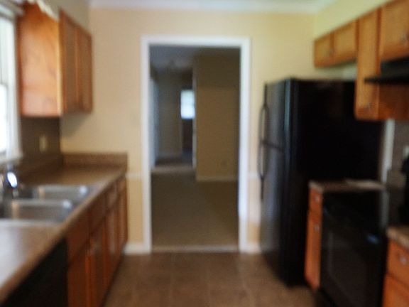 4th image of 2402 Meadowbrook Dr