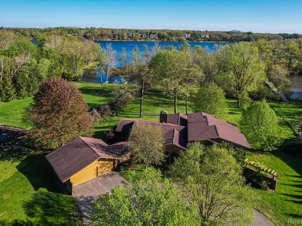 5325 Elmgate Bay Dr, Orchard Lake, MI 48324