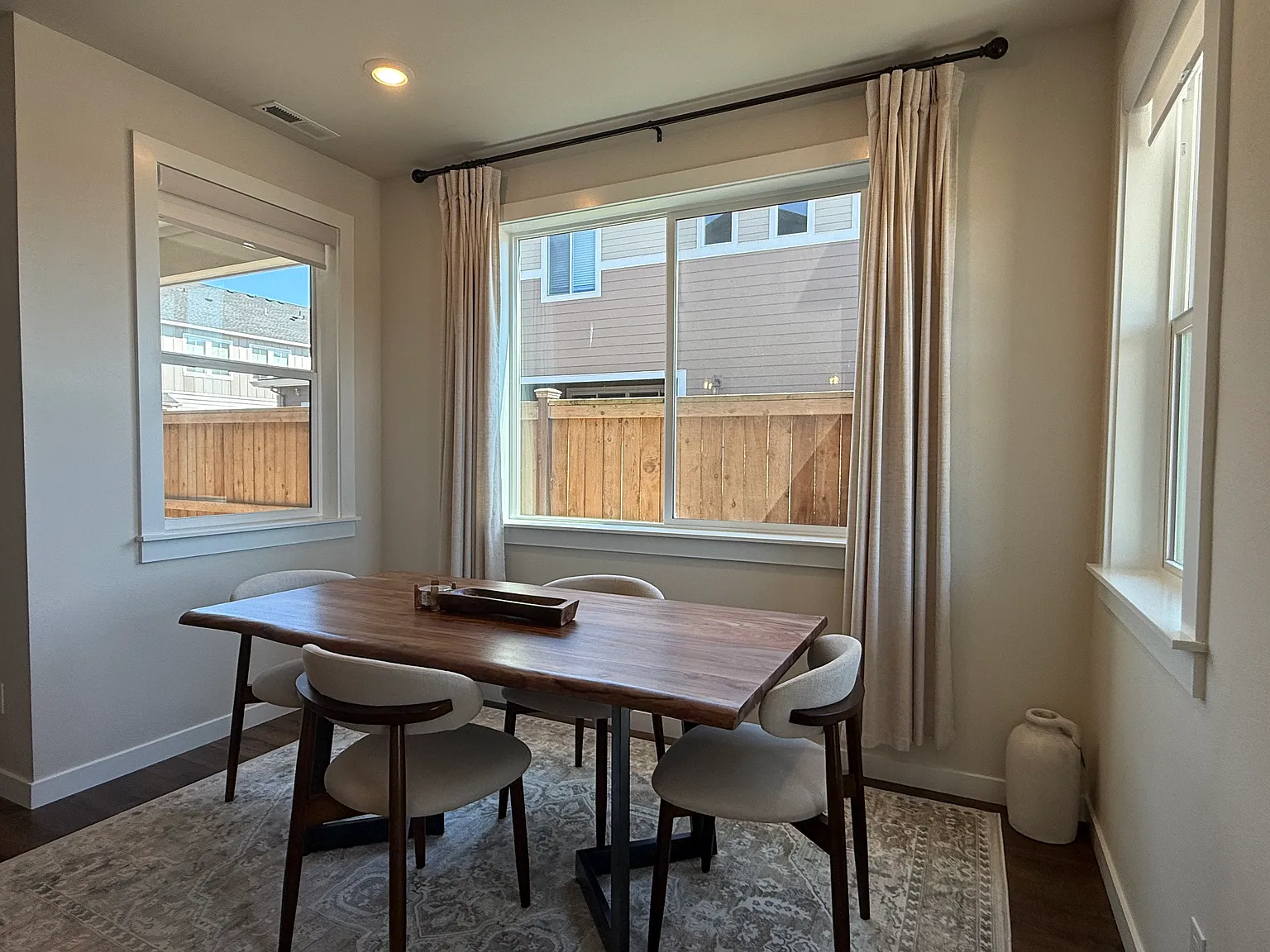 3 bed, 2.5 bath, 1450 sqft, $3,995 — Photo 4