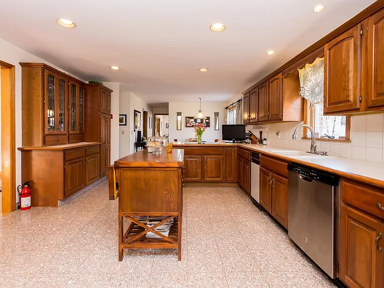135 Lauricella Ln — Photo 9