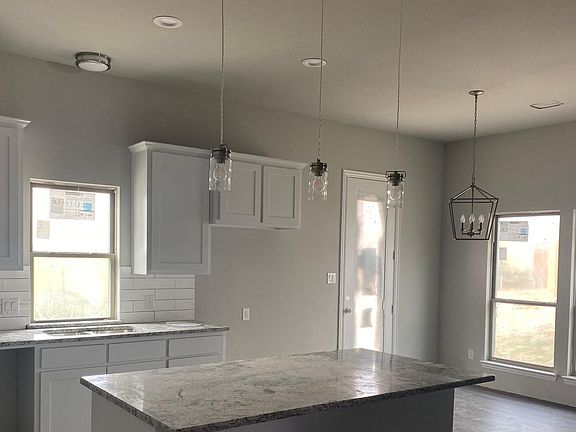 4th image of 5009 Villas Dr