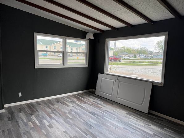 815 Burlington St, Holdrege, NE 68949