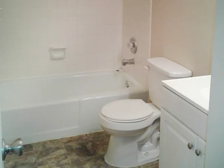Twin Gables Apartments — Photo 52