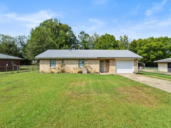 205 Hall St, Omaha, TX 75571