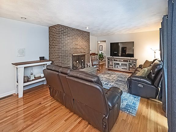4th image of 171 Ash Ln