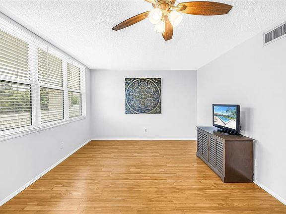 4th image of 4720 LOCUST STREET NE #318