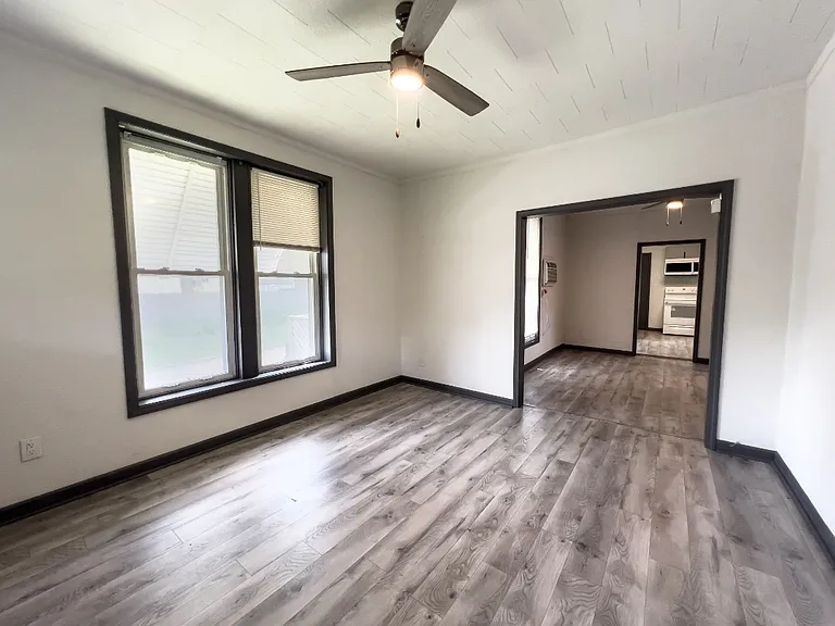 1424 E Broadway St — Photo 11
