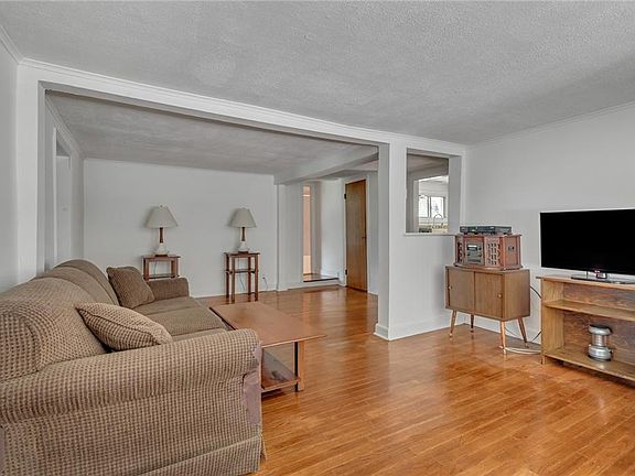 5th image of 22 Virginia Ln