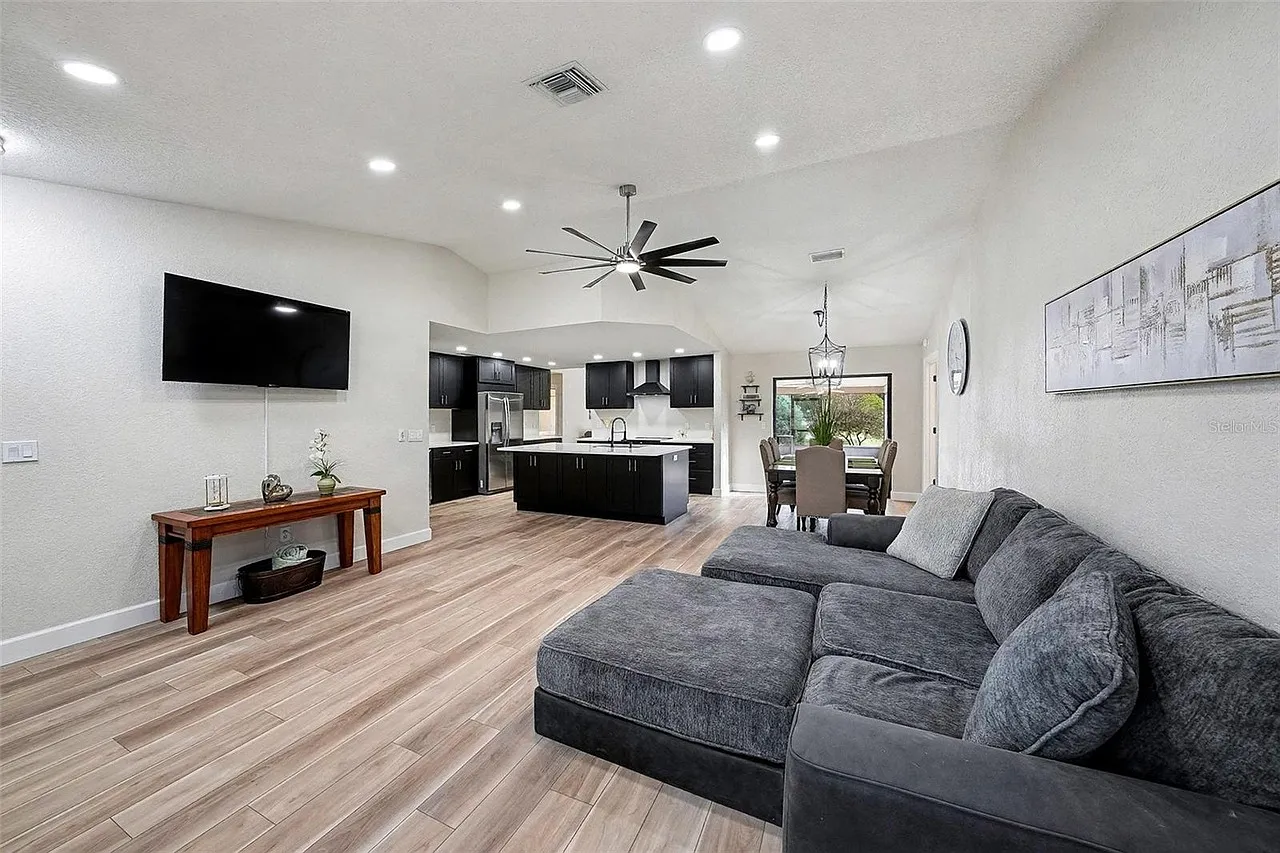 4 bed, 1937 sqft, $3,000 — Photo 2