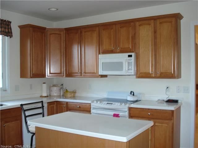 2nd image of 12 Wadsworth Ln