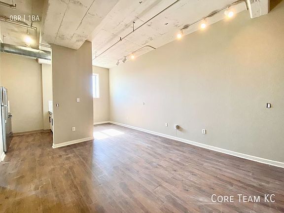 4th image of 320 W 7th St #404