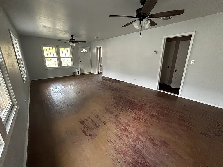 218 S Ash St — Photo 2