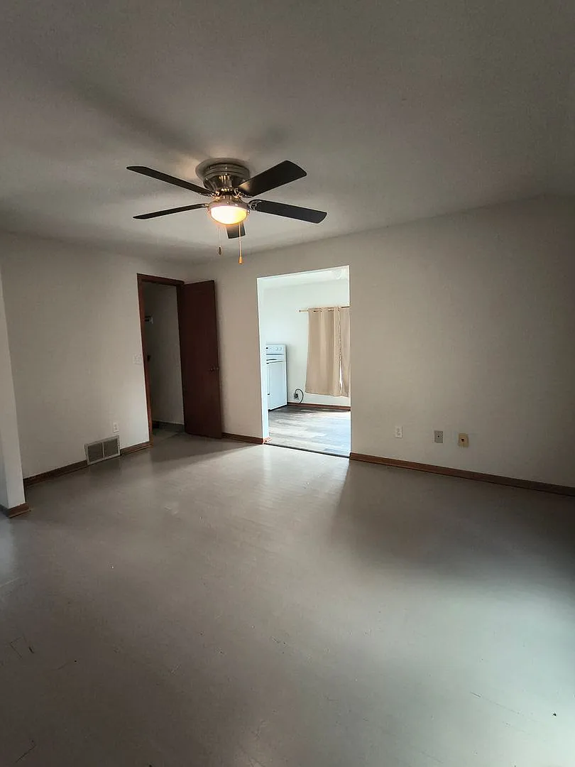 1218 Pleasant St — Photo 2