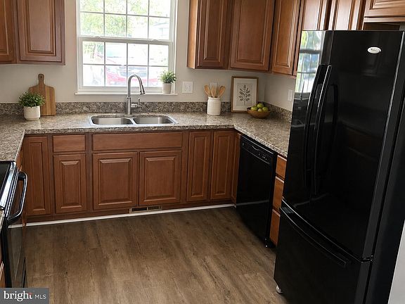 5th image of 202 Bend Farm Rd