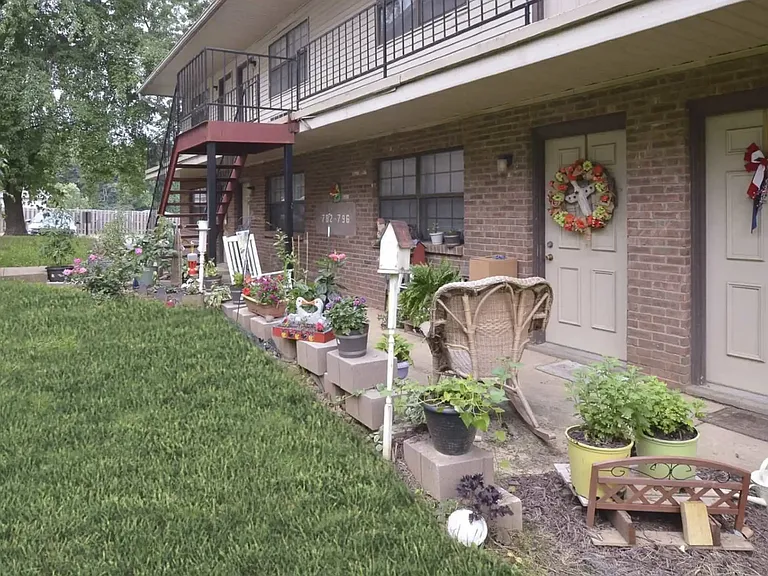 Westwood Apartments — Photo 20