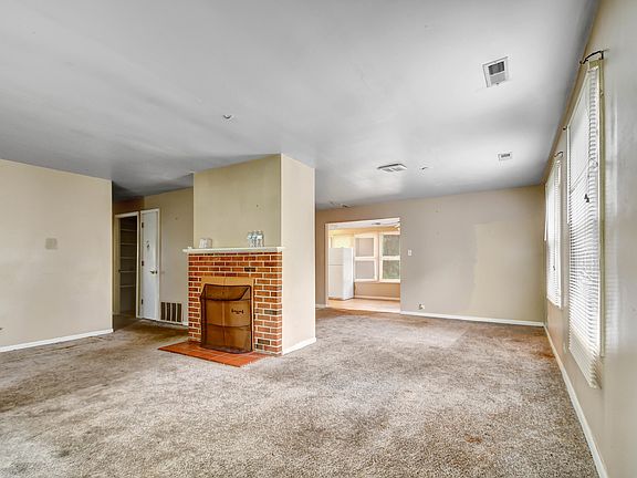 4th image of 318 Shabbona Dr