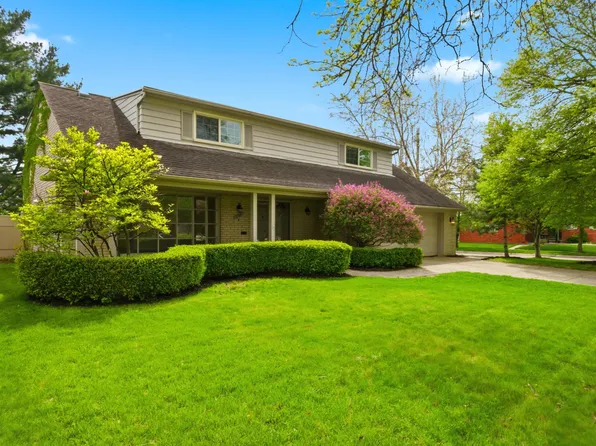 653 Perrien Pl, Grosse Pointe Woods, MI 48236