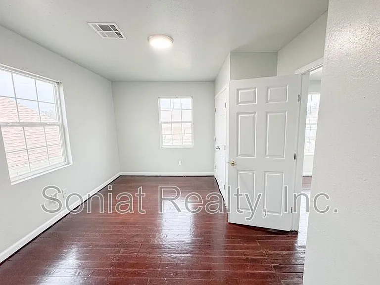 3433 Lasalle St — Photo 4