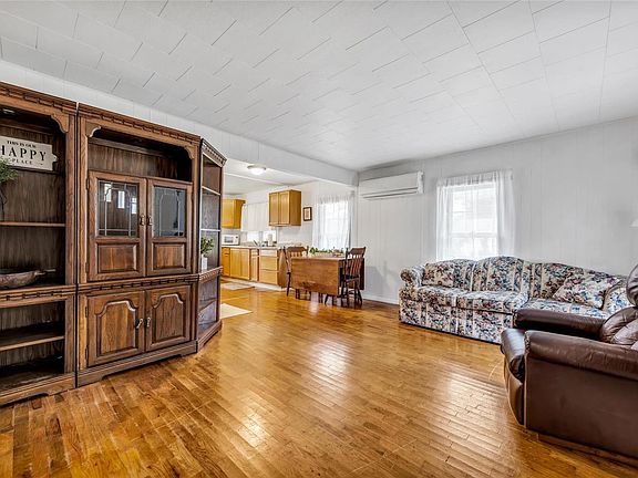 4th image of 430 Roosevelt Ave