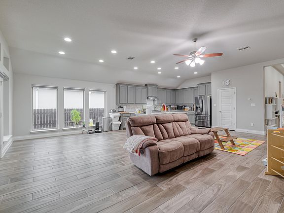 4th image of 2424 Orchard Way