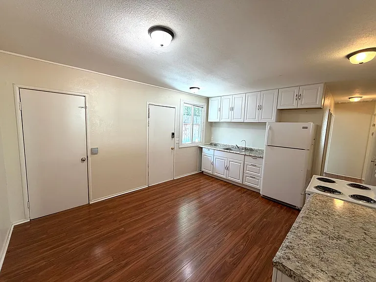 523 D St — Photo 7
