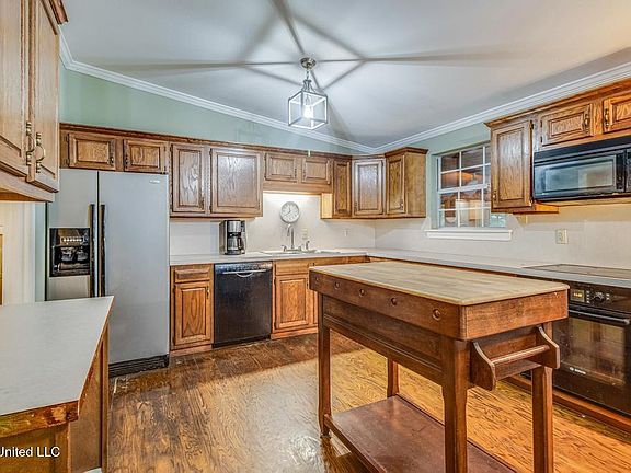 5th image of 28 Woodglen Dr